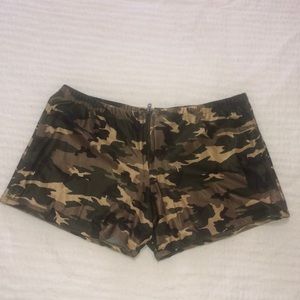LASC,men’s green camo swim shorts.Size XL